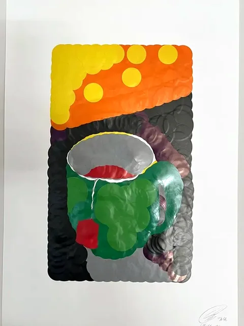 Nr. 11 – An der Wand: eine grüne Tasse vor Orange und Gelb, gemalt aus sich überlagernden Kreisen